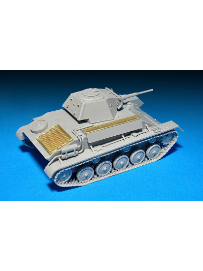 ICM - Russian T-70 Light Tank with figures - 35113